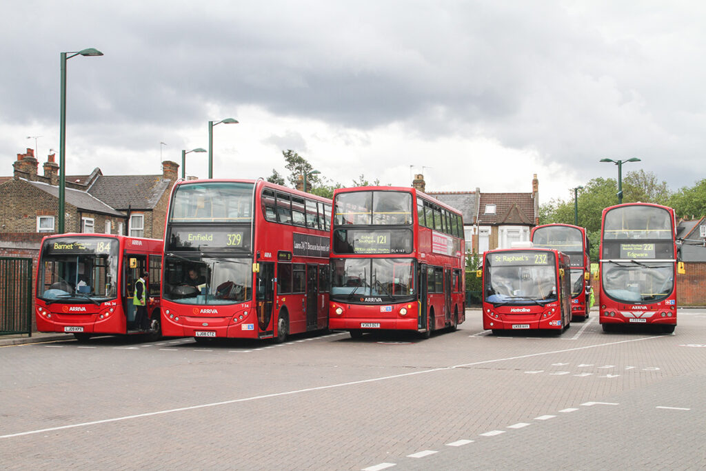 あの頃、あなたは何をしていましたか?　 昔撮った写真に写っていたロンドンバスたち