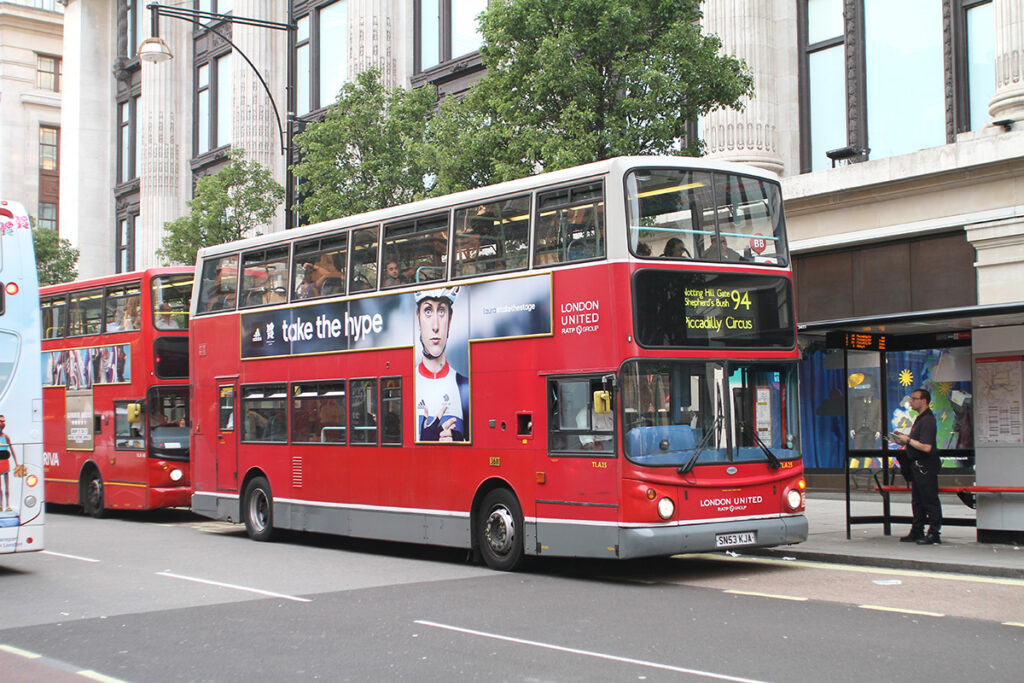 2012年頃は赤一色ではなく、運行会社によって赤以外の塗装を組み入れたデザインも見られた