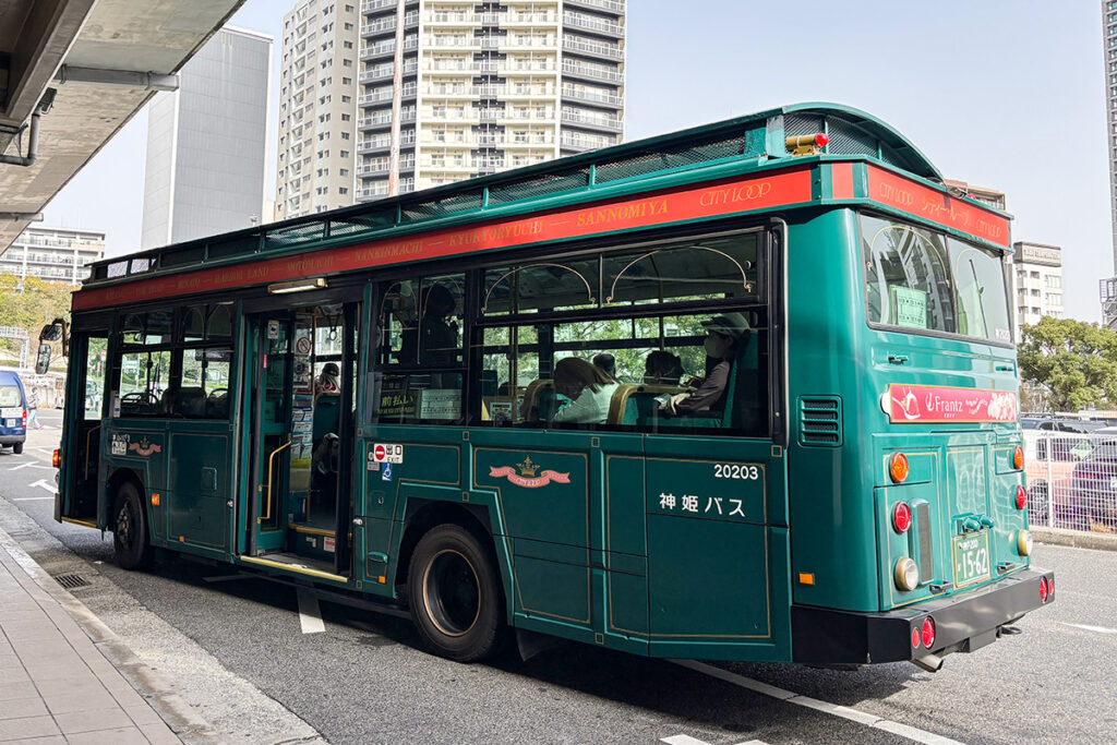 通常運行時のシティループにはレトロ装飾の専用車が使われている