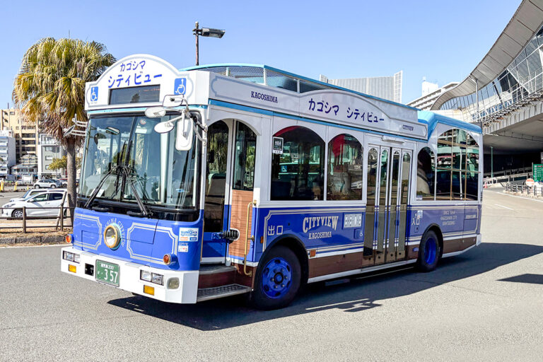 観光地で見かけるムード満点に飾られた路線バス……あの飾りってどんなテーマをモチーフにしてるんだろ?