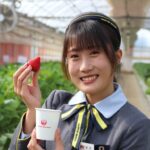 はとバス×JALグループのコラボツアー初便乗車レポート！　現役パイロットに質問殺到?　ファーストクラスのイチゴ食べ放題だ