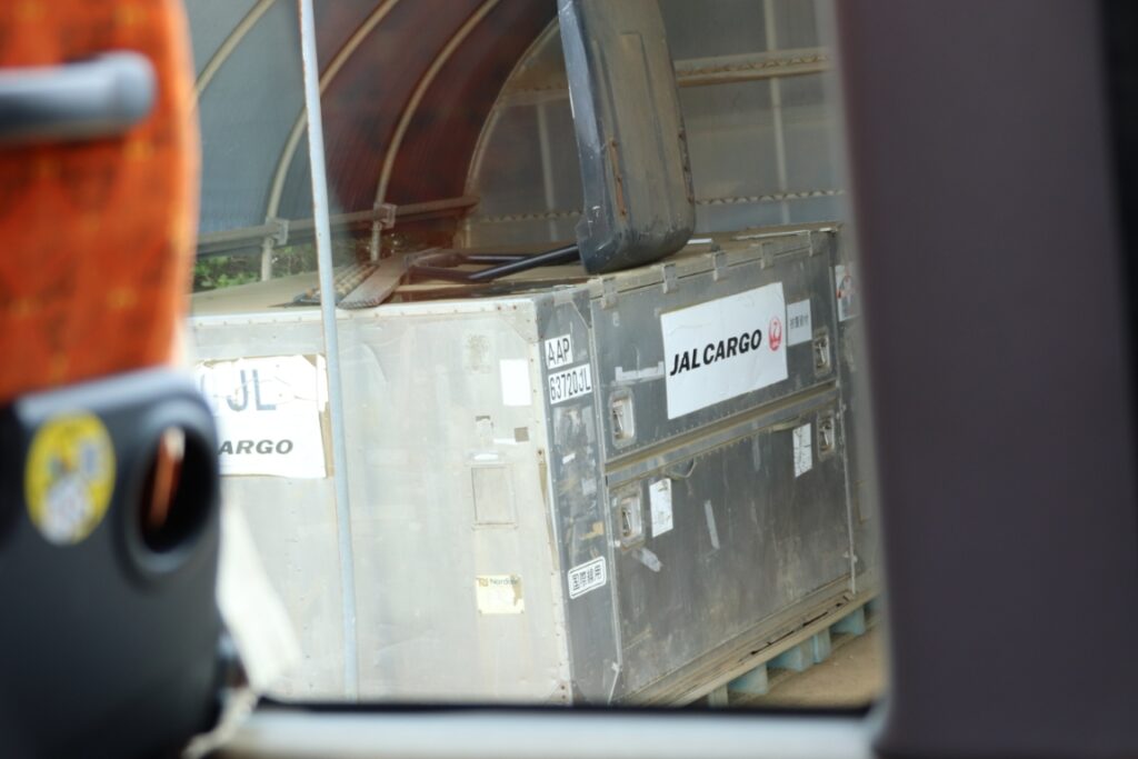 普通は鉄道コンテナを倉庫に使うものだがさすがJALグループだ