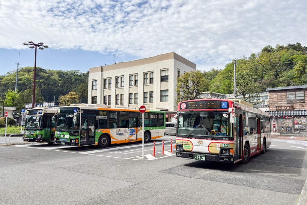 JR青梅駅前のバスターミナル