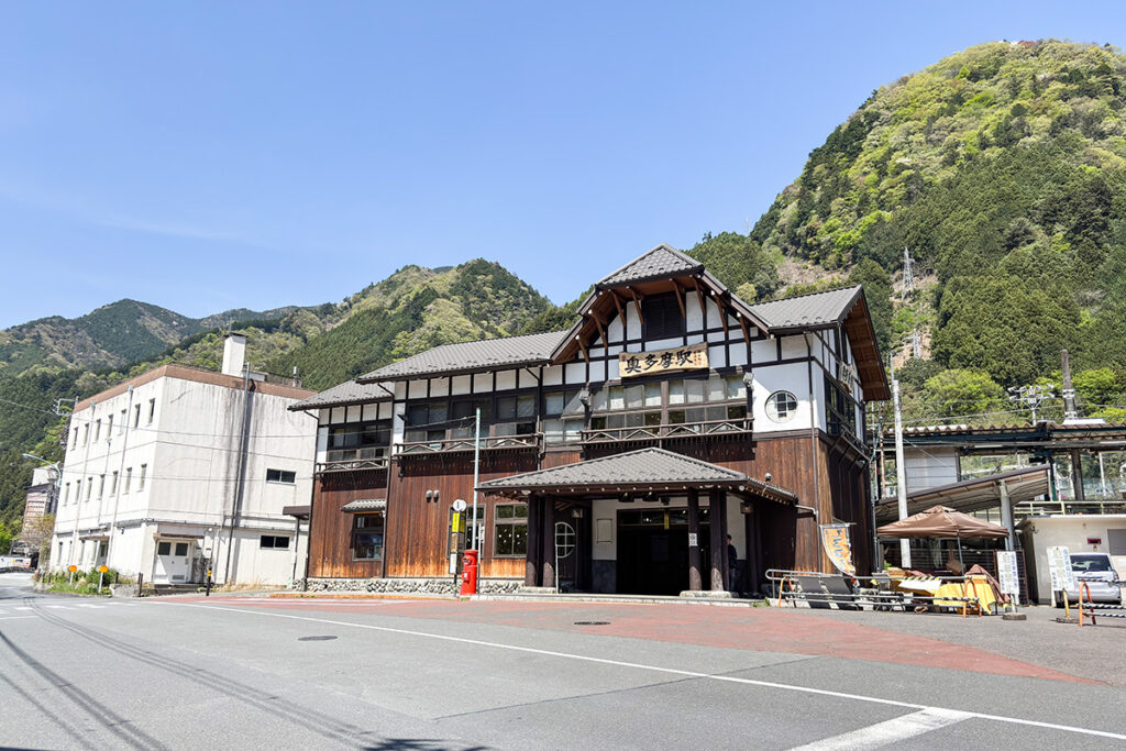 路線バスと徒歩がハーフ＆ハーフくらいの行程で奥多摩駅前へ移動完了