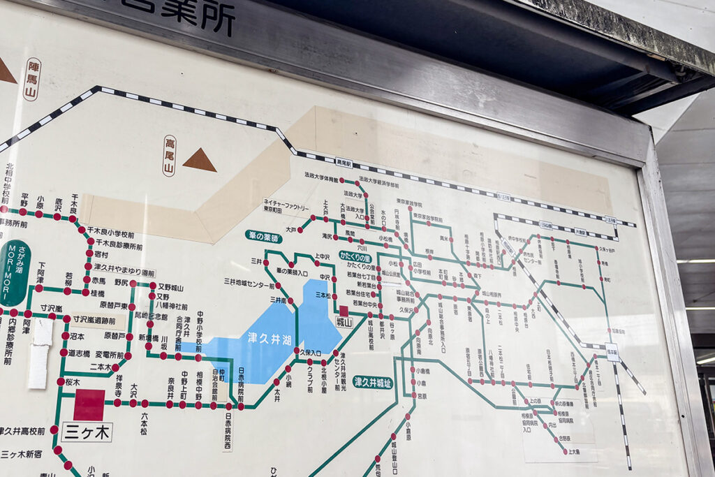 相模湖〜八王子を結んだ八07系統の路線図跡にテープが貼られていた