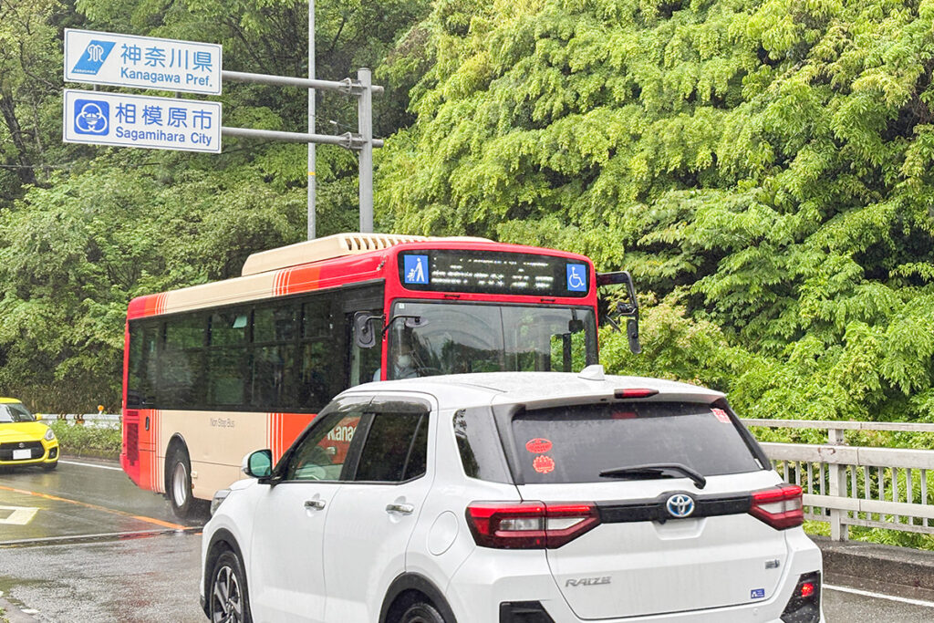 三56系統は山梨県に入る非常に珍しい路線（バスが来るまで後ろから車1台も来なかったんだけどな……）