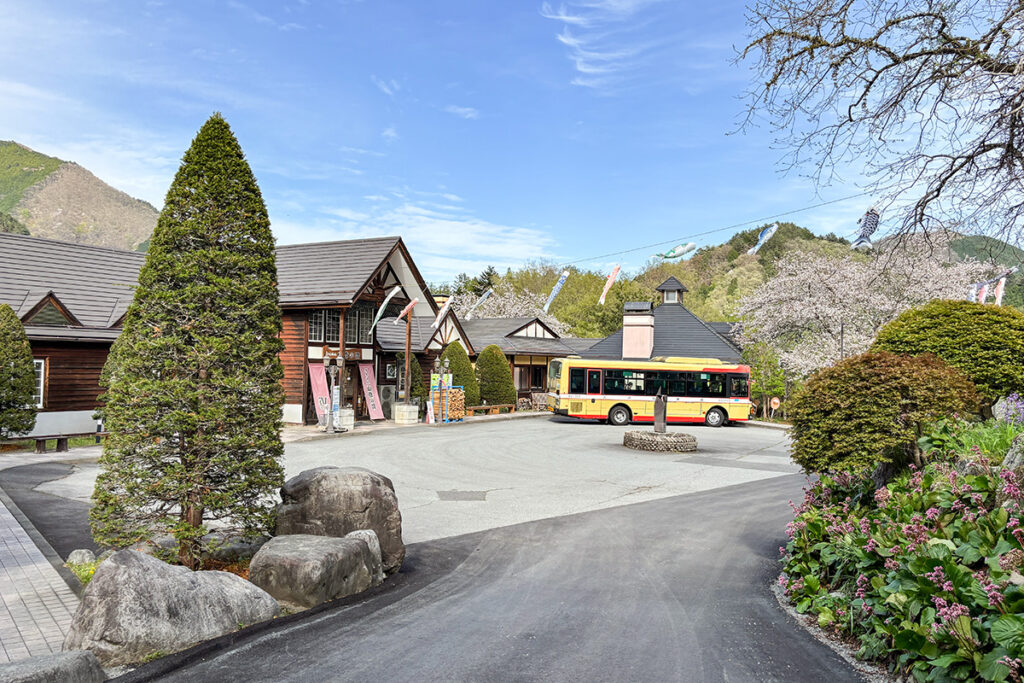 山梨県の小菅村。奥多摩方面へ戻る西東京バスが乗り場に停車中