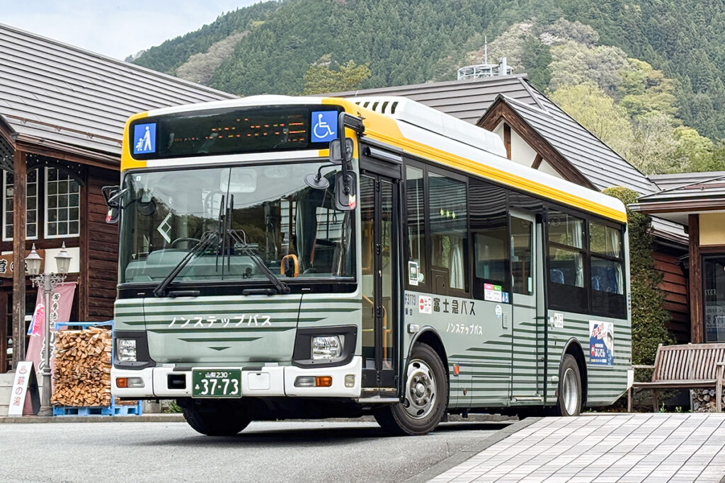 小菅村との県内アクセスを担うのが富士急バスの一般路線