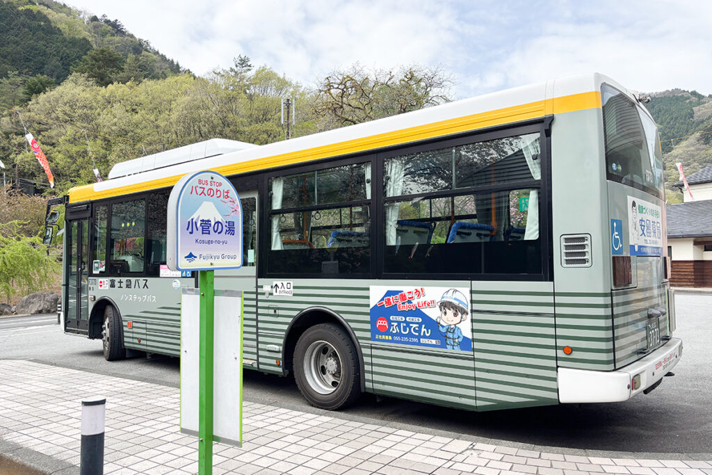 2017年式いすゞエルガミオで運行される小菅の湯発・大月駅行き