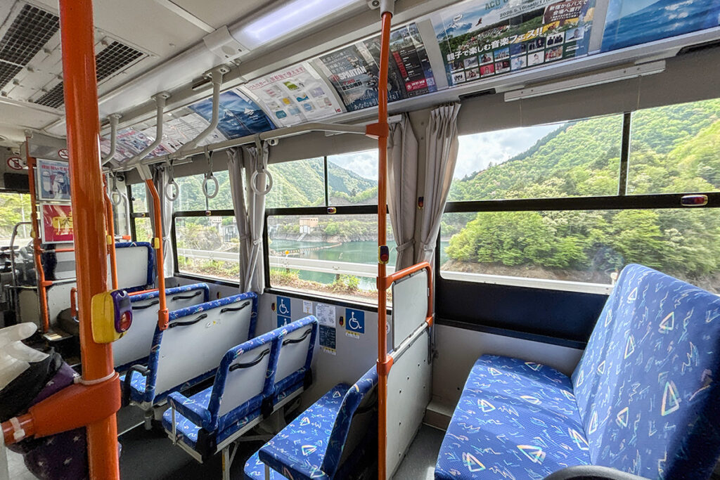 車窓の見どころ・ふかしろ湖の脇を通過