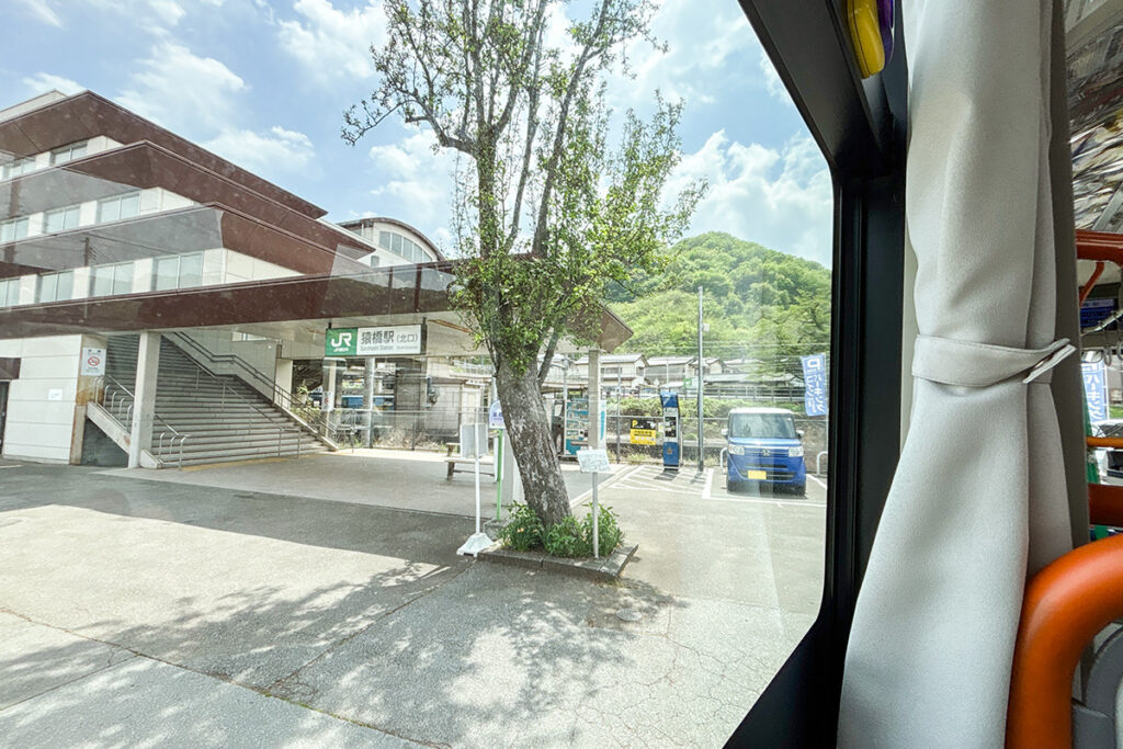 バスはいったん猿橋駅に立ち寄る