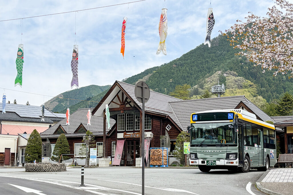 東京都から路線バスで来られる山梨県の小さな村!　県内のアクセスなら富士急バスにお任せあれ!!