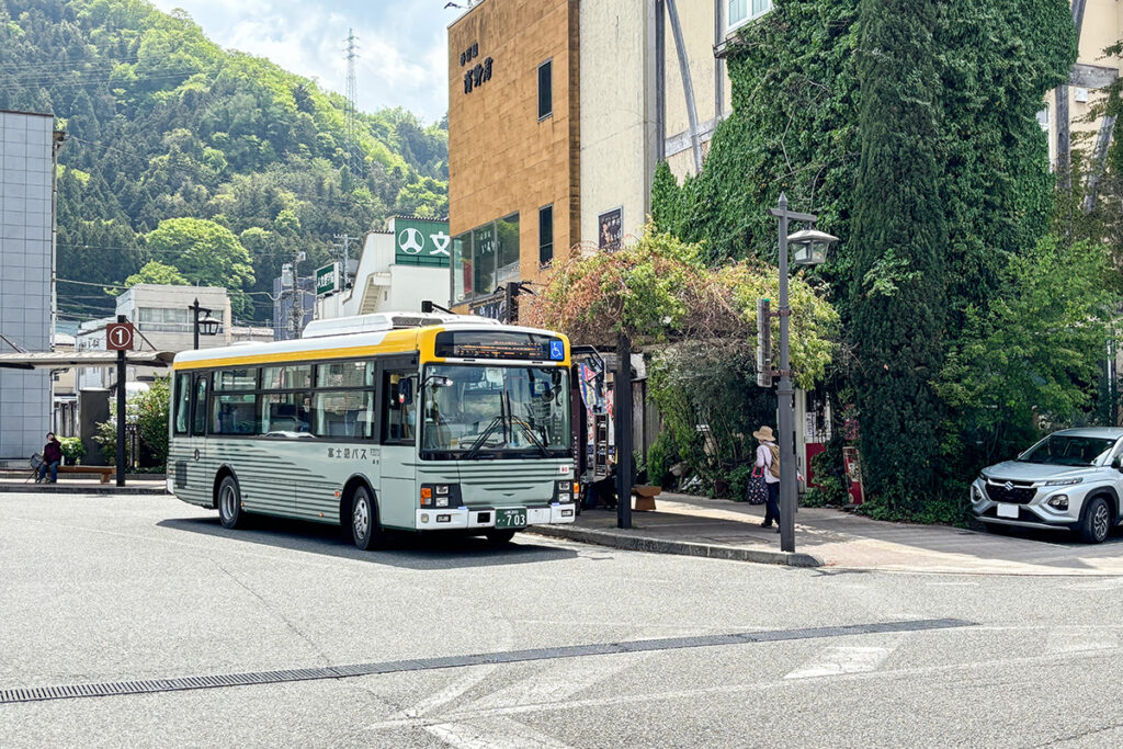 都留市行きのバスが中型路線車使用で大月駅前に現れた