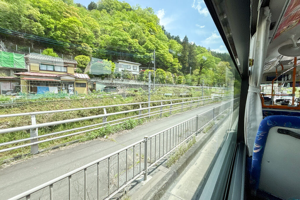バスの通り道となる国道の隣に富士急行線の線路が続く