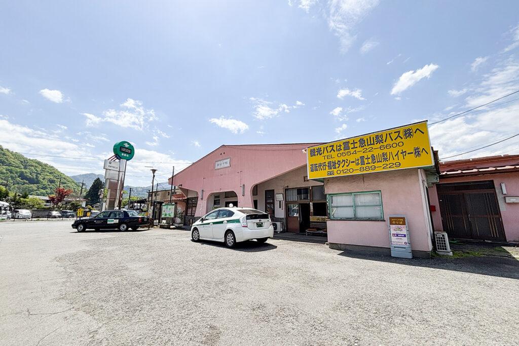 趣ある都留市駅駅舎と駅前の風景
