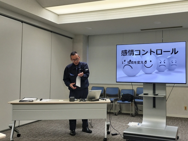 研修プログラムを続ける窪田教官