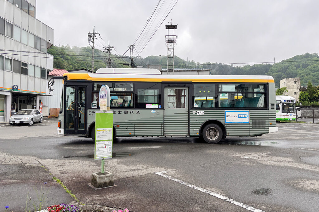 都留市の病院前始発の便が、一旦送り込み回送で病院へ向かう