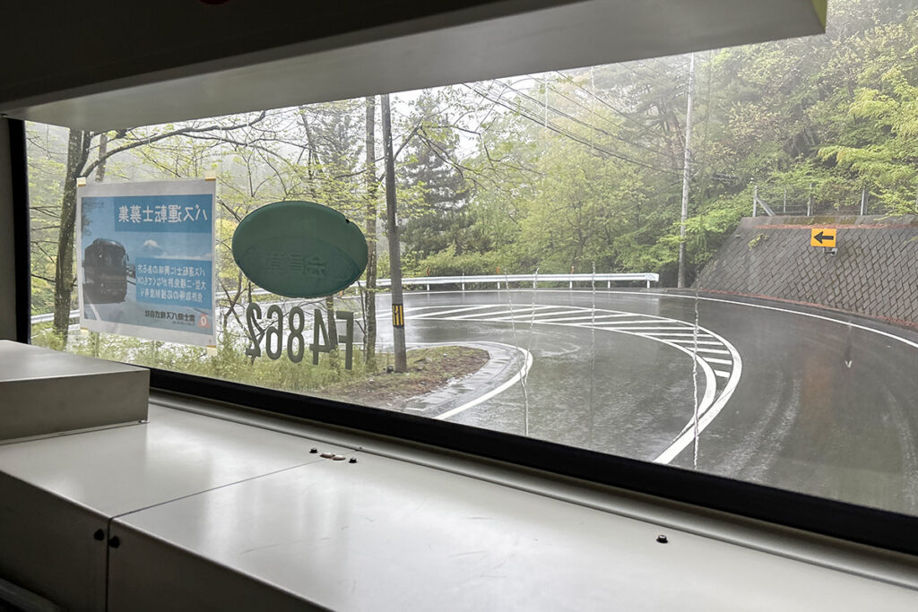急カーブと勾配の続く山梨県道24号を突き進む