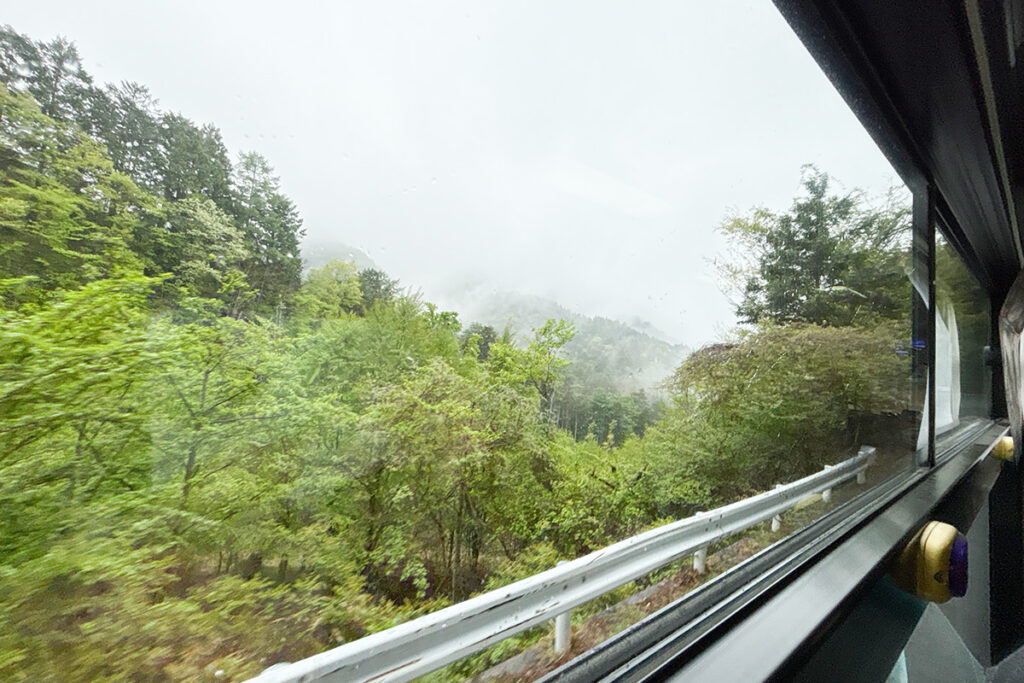 緑に囲まれながら1,000mクラスの山を越える