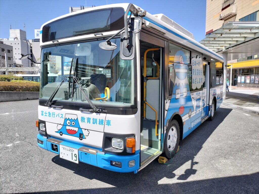 計測機器が積載され教育訓練専用車として運用されている自家用車登録の例
