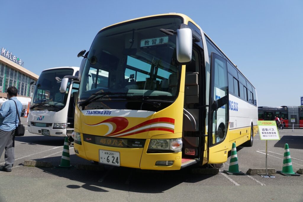 訓練車で乗客は乗せないので自家用車登録の白ナンバー