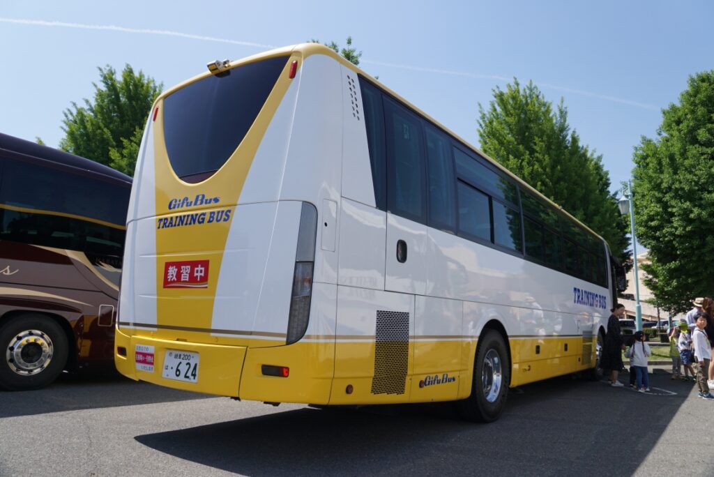 自動車教習所の教習車ではないので運転しているのはすでに免許を持ったプロだ!