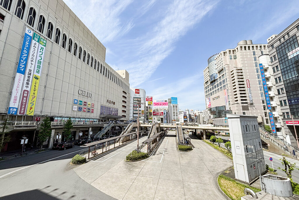 JR八王子駅の北口。駅前に大きなバスターミナルがある