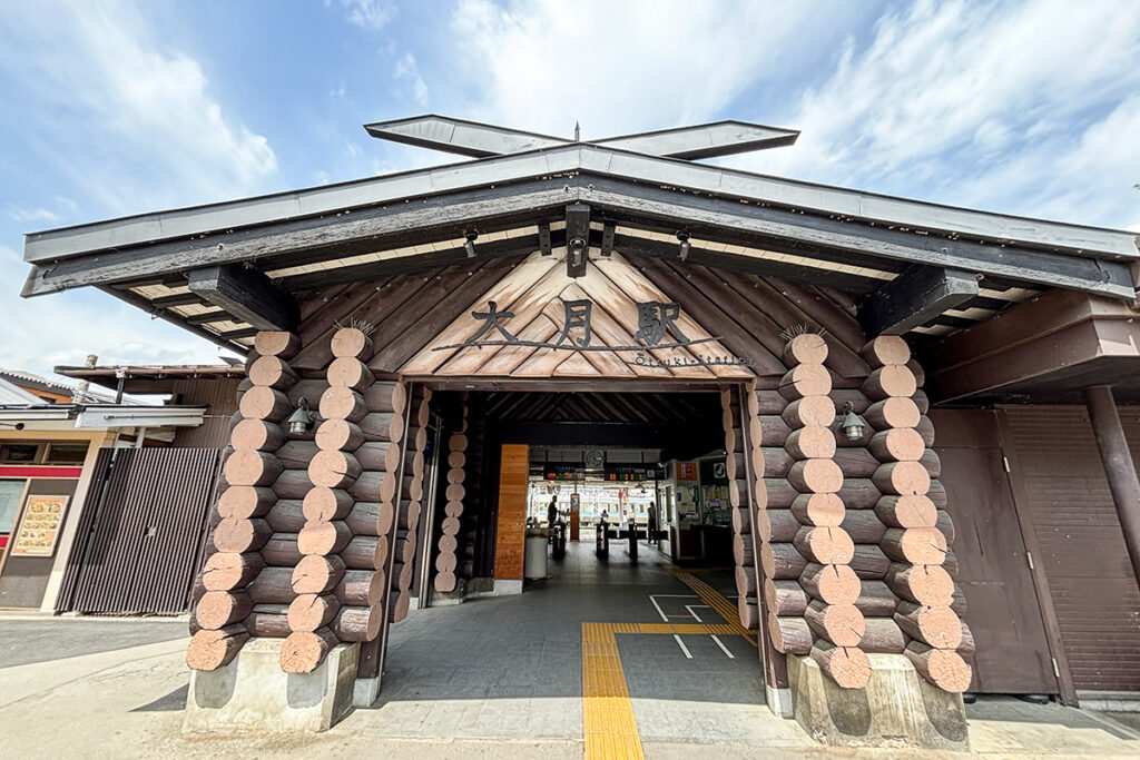 観光色が一気に強まるJR大月駅。富士急行線の駅でもある