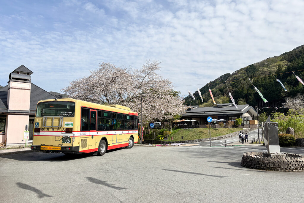 西東京バスで都県境を越えて小菅の湯バス停に直通