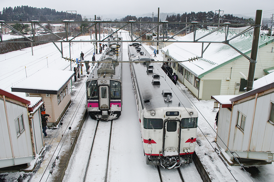 2009年2月の津軽線蟹田駅。青森発の普通電車（左）と三厩行き普通列車が待ち合わせ中