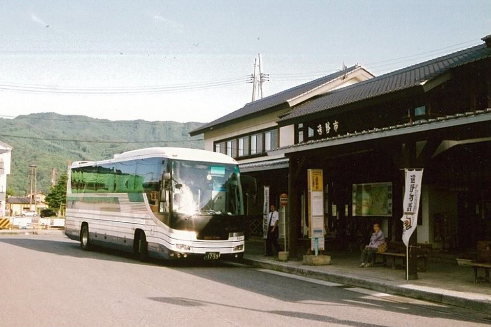 早朝の遠野駅。今日も楽しくにぎやかな一日が始まる