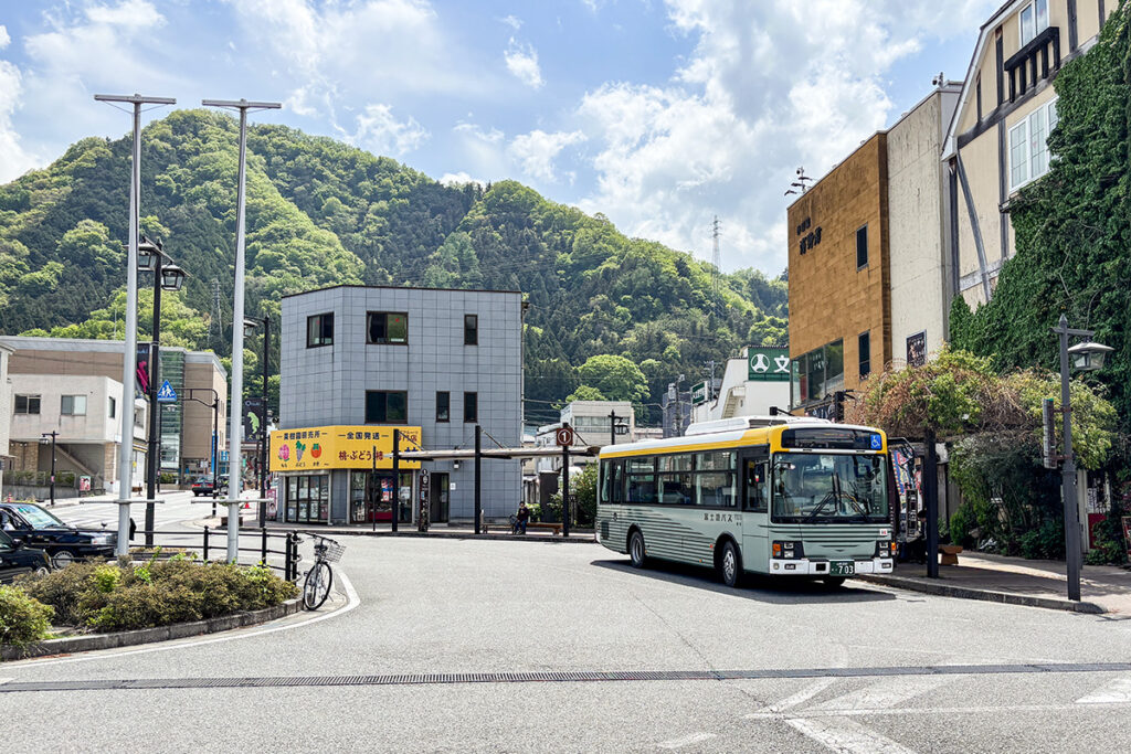 大月駅前から1日1本だけ、富士急行線の都留市へ行く路線バスが出ている