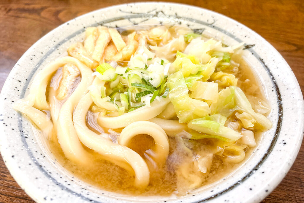 最寄りが谷村町駅で、都留市駅からも歩いて行ける場所に人気のうどん屋さんアリ