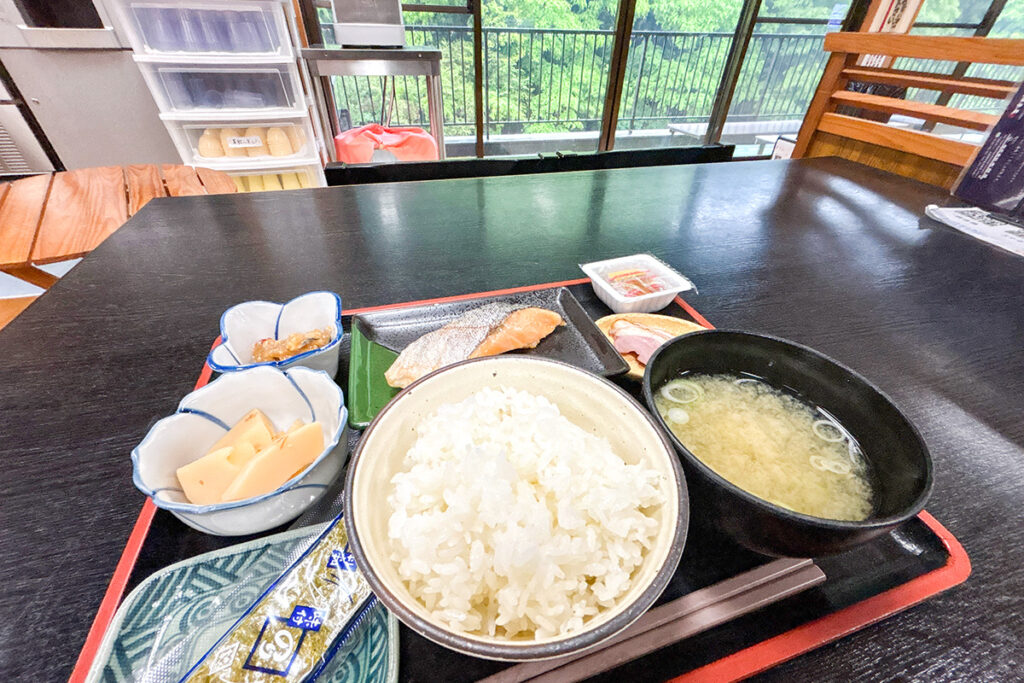 道志村の泊まれる温泉施設に1泊。シャケの塩加減がコメ泥棒