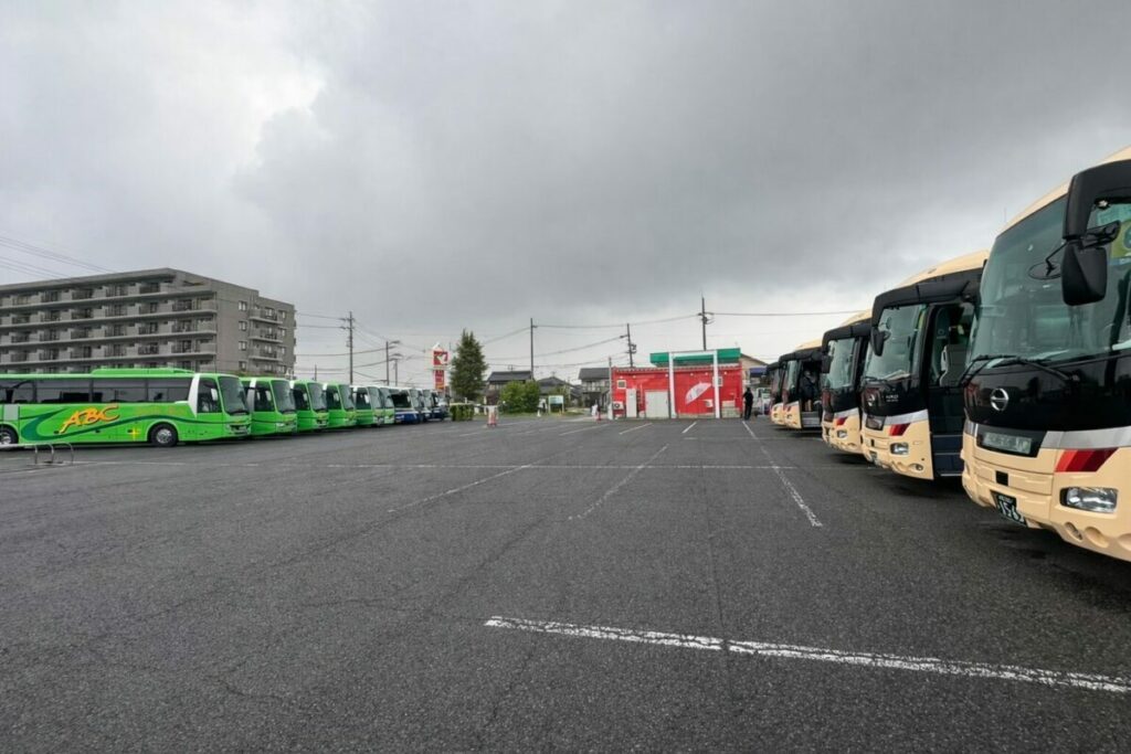 同じ会社のバスが一度に多く並ぶ姿は修学旅行の場合が多い？