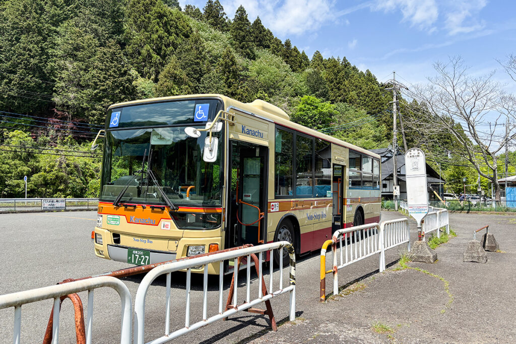 宮ヶ瀬〜本厚木駅間には神奈中バス厚20系統が出ている