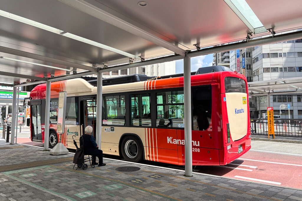 本厚木駅南口〜平塚駅北口間の神奈中バス平157系統。最新のエルガEVによる運行だった