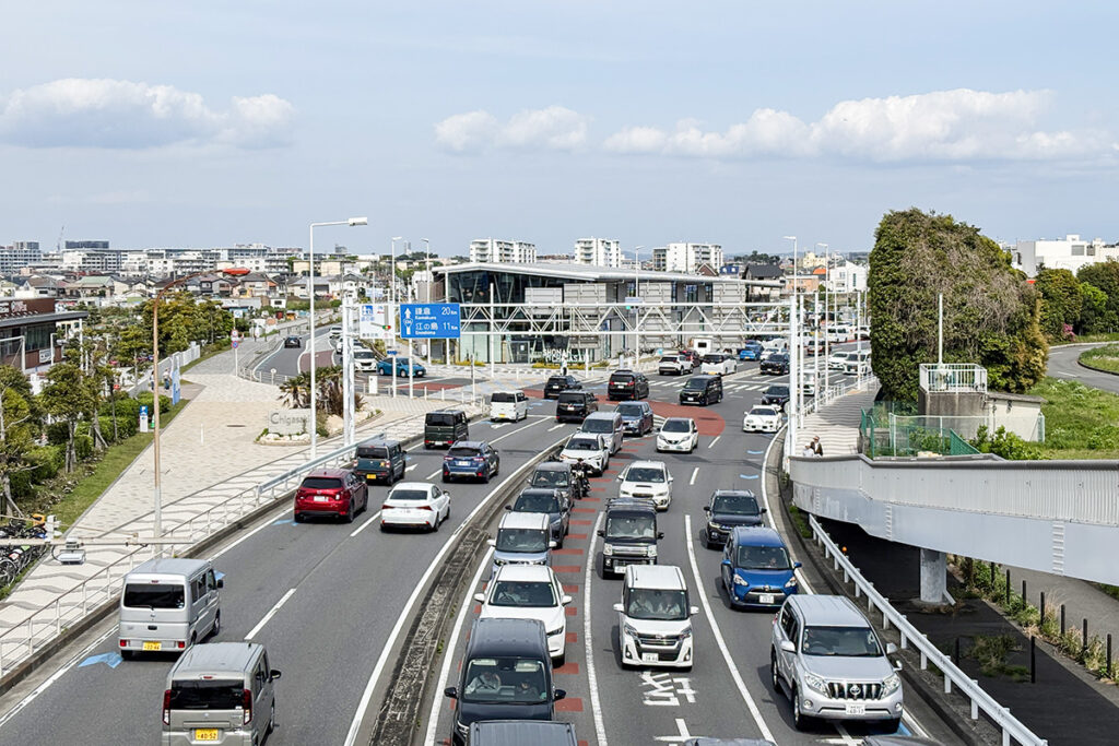 車の流れが旺盛な国道134号沿いに道の駅・湘南ちがさきがある