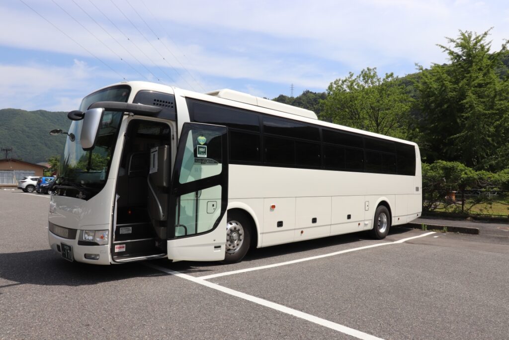 バスで温泉旅行へGO!!　でも高速バスや観光バスだけがバス旅行ってわけではないんですよ!!