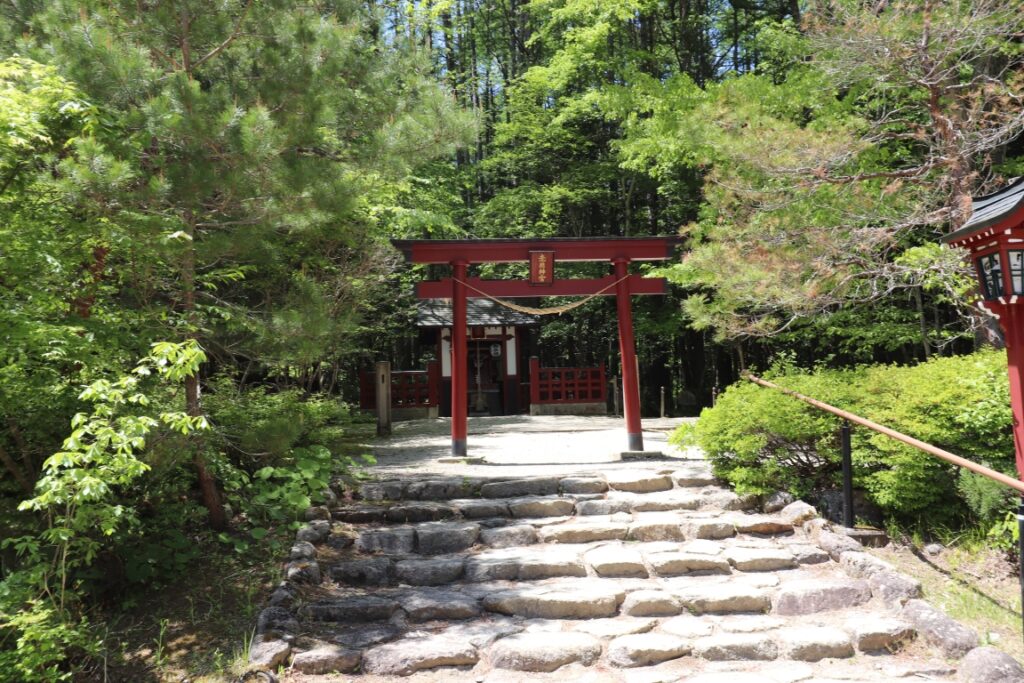 平家の里の中にある湯西川赤間神宮