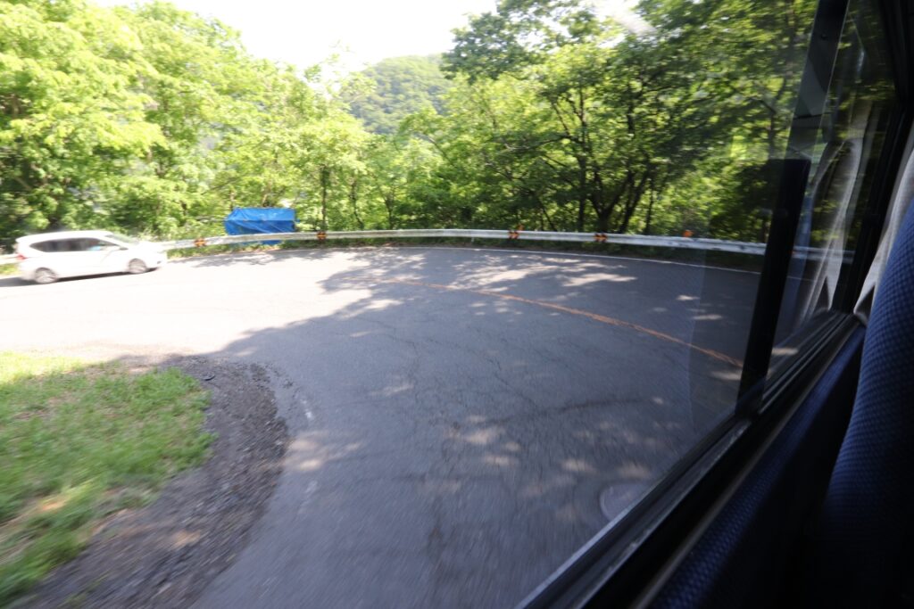 途中の経路にはヘアピンもあるので運転には気を遣う