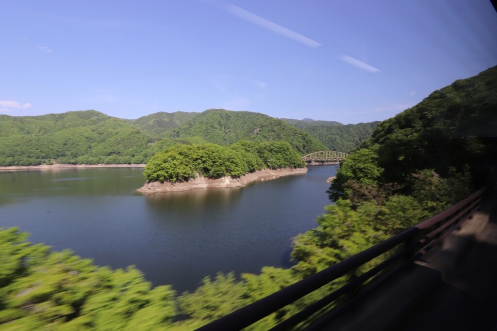 美しいダム湖を眺めながら鬼怒川方向へ進む
