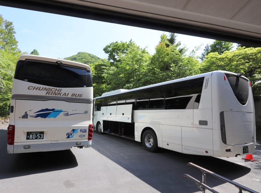 狭いホテルロビー前に後退で2台の大型バスが着く