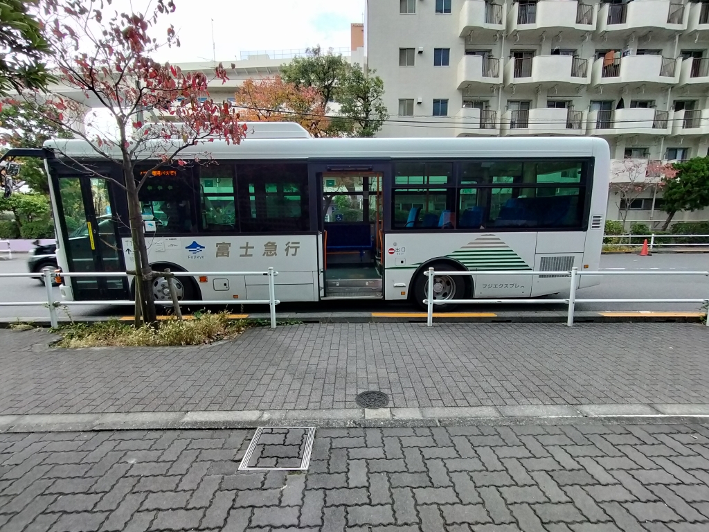 運転士が交代するのを案内するときは「乗務員」ということが多い?