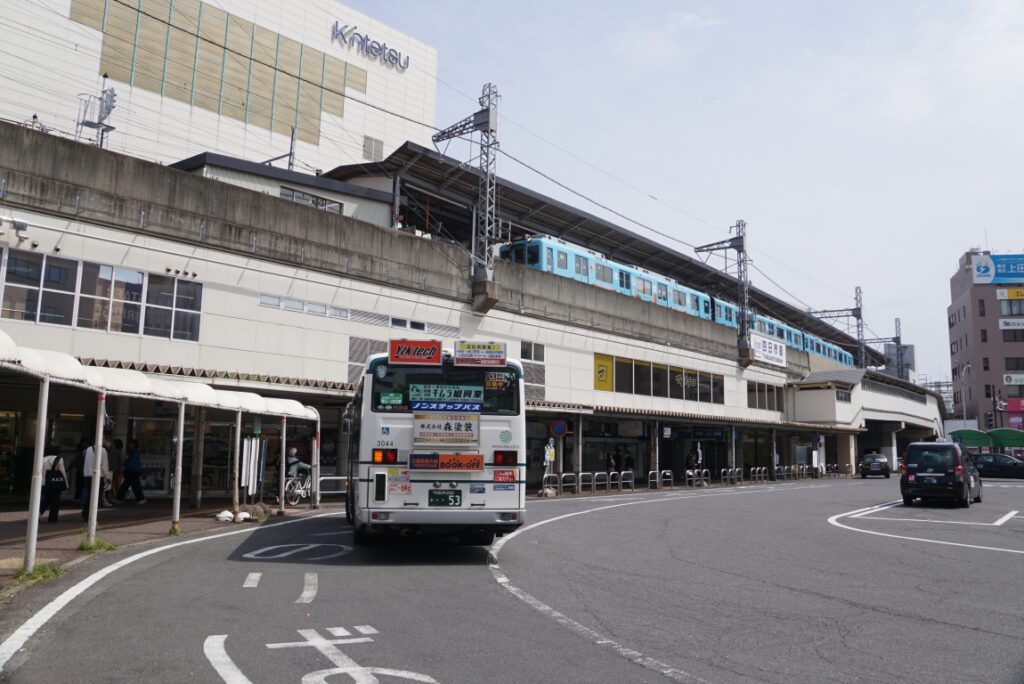 鉄道駅とバスターミナルが上下移動で乗り換えができるのが最も理想ではある