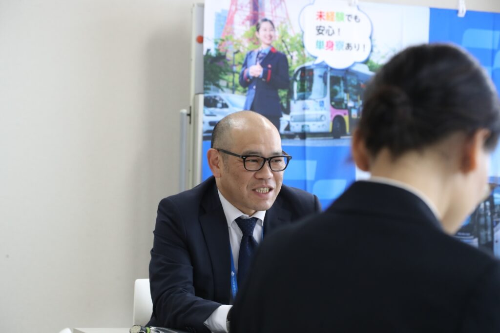 会社説明を行う総務の採用担当者