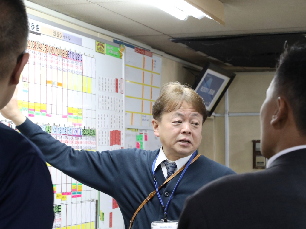 交番表を説明する藤森常務取締役