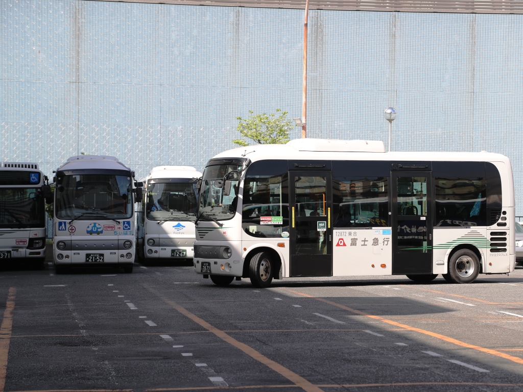 狭い構内で小型車を周回させる運転体験