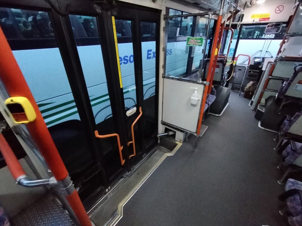 現役世代しか乗らない特定輸送車両にはワンステップ車の場合もある