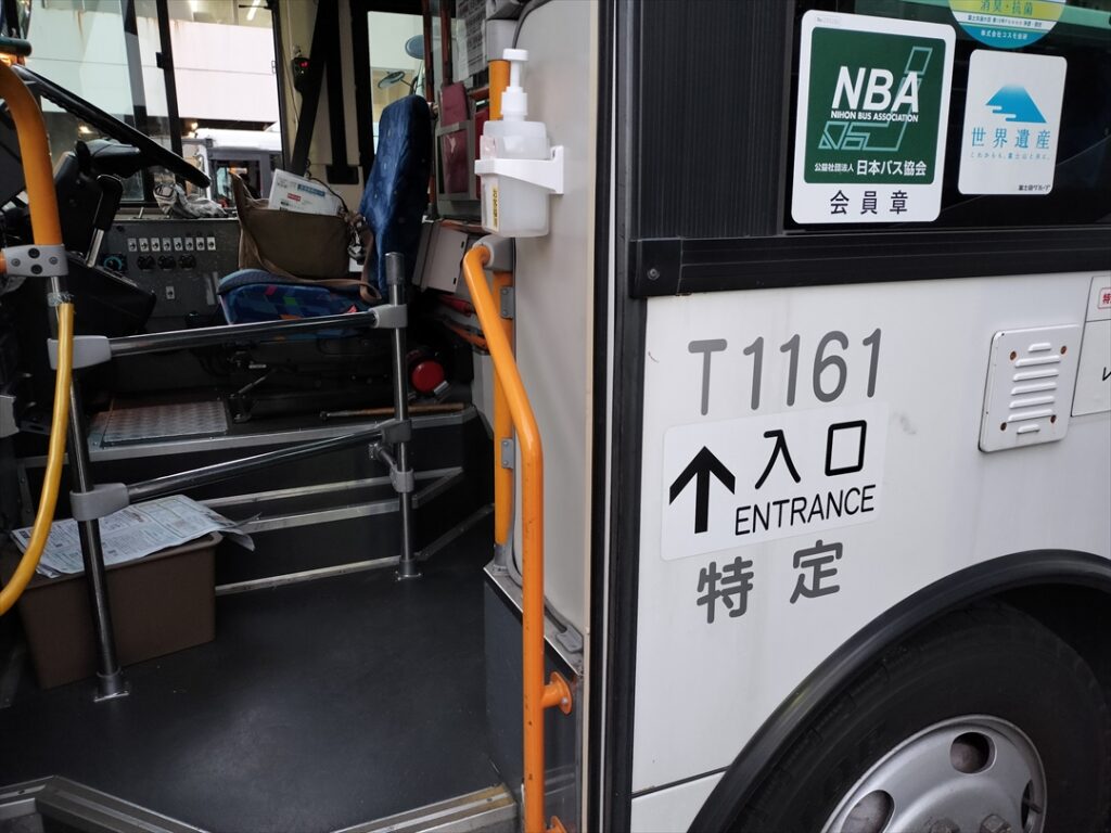特定輸送登録された車両には「特定」と明記されている